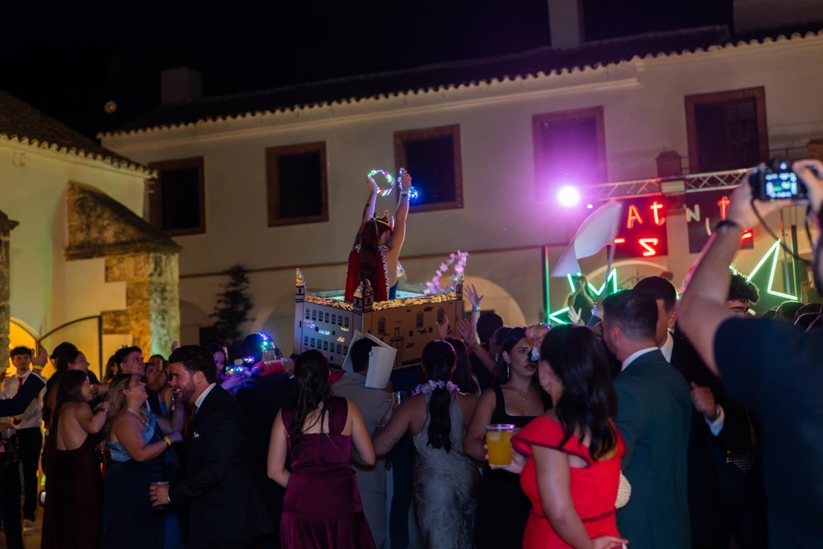 Hora loca con castillo decorado y multitud animada