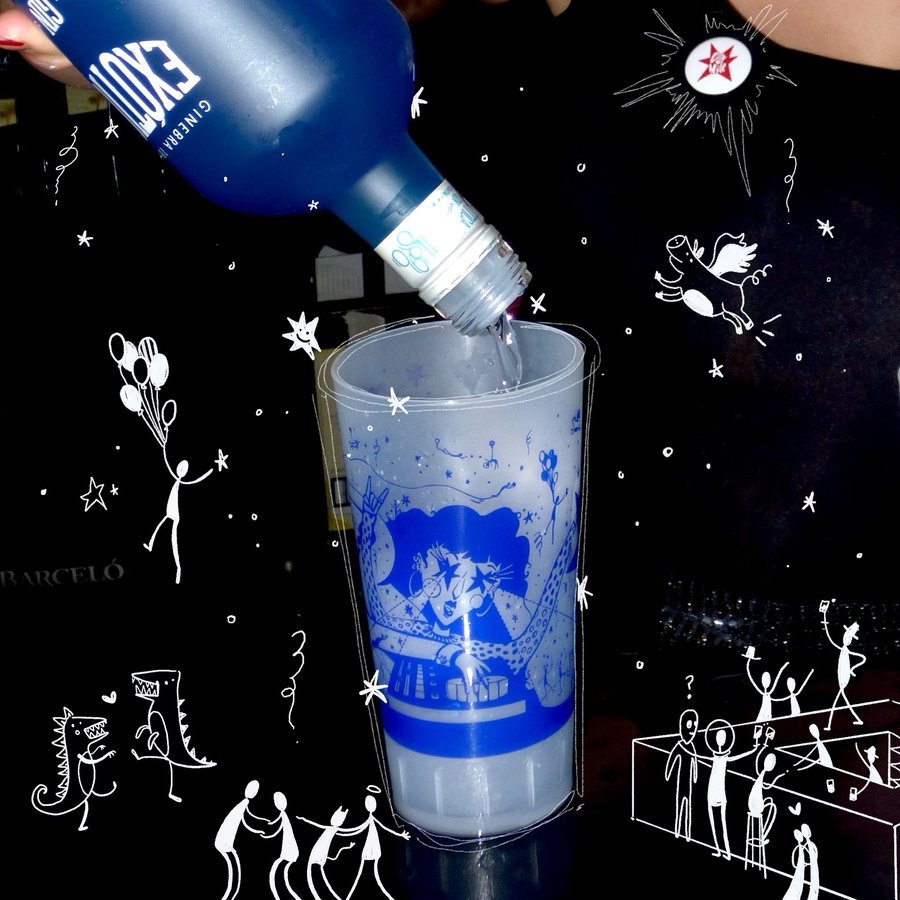 Vaso personalizado Last Nite sirviendo una copa