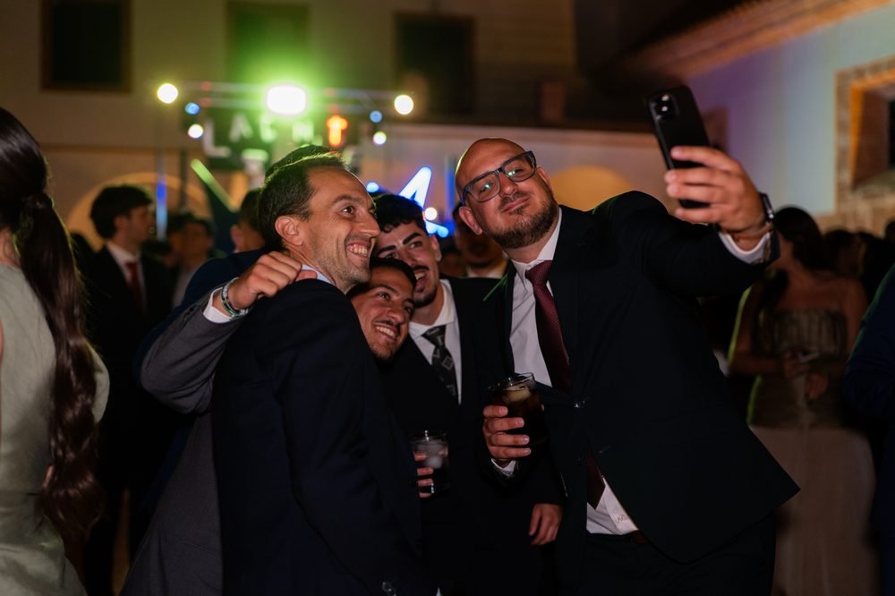 Grupo de amigos haciéndose una foto en la fiesta