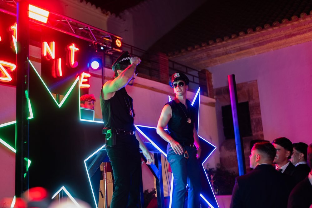 Animadores de la hora loca sobre el escenario