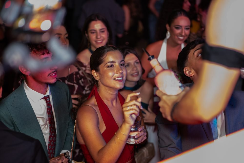 Invitados bailando con los brazos en alto
