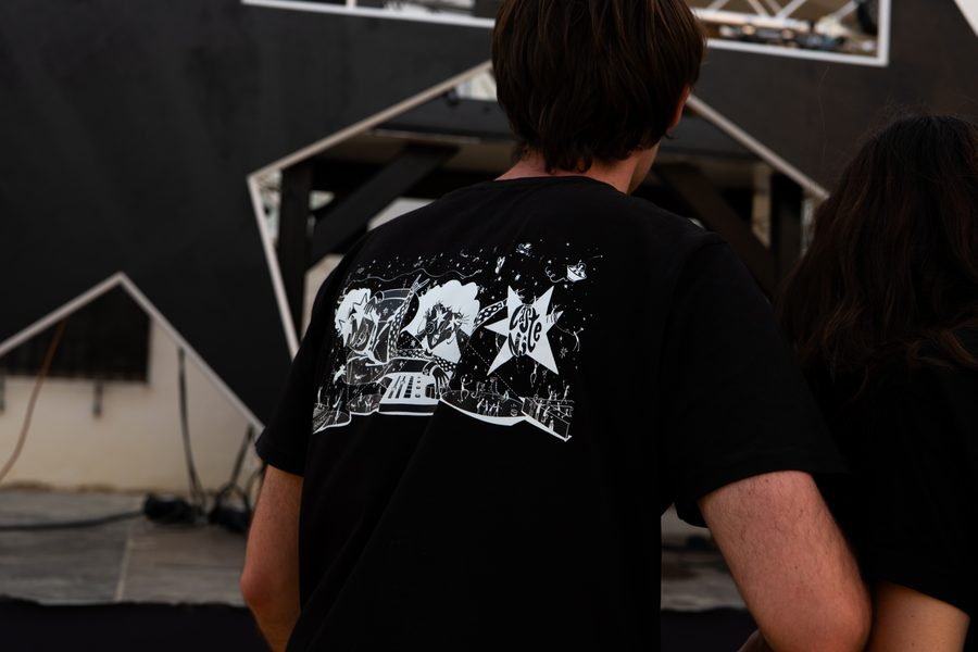 Camiseta con la ilustración de marca Last Nite