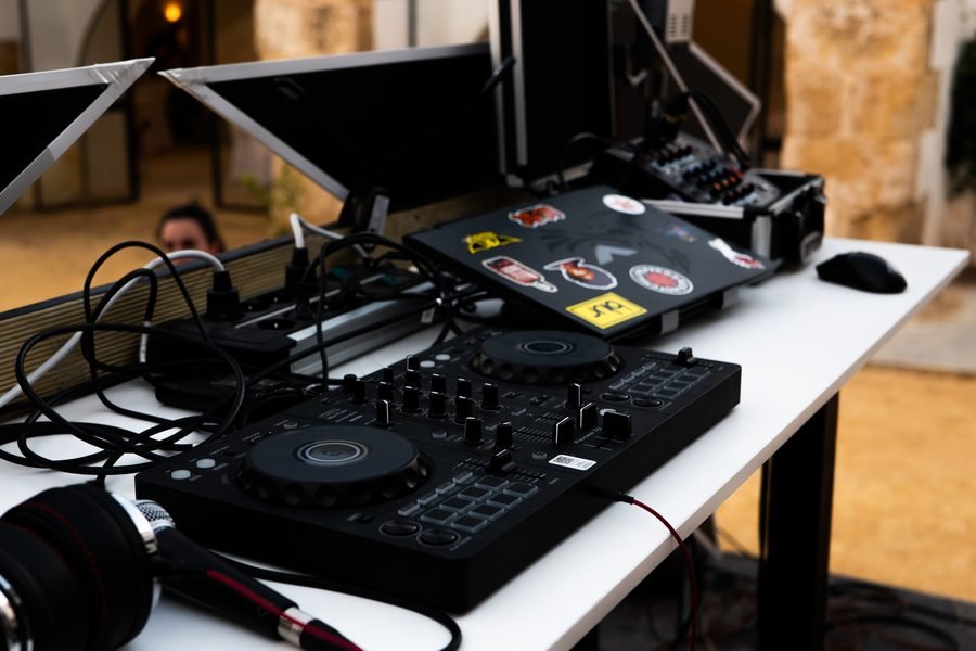 Mesa de mezclas Pioneer DJ lista para el evento