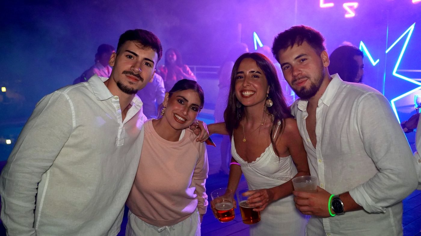 Grupo de amigos celebrando en una fiesta privada