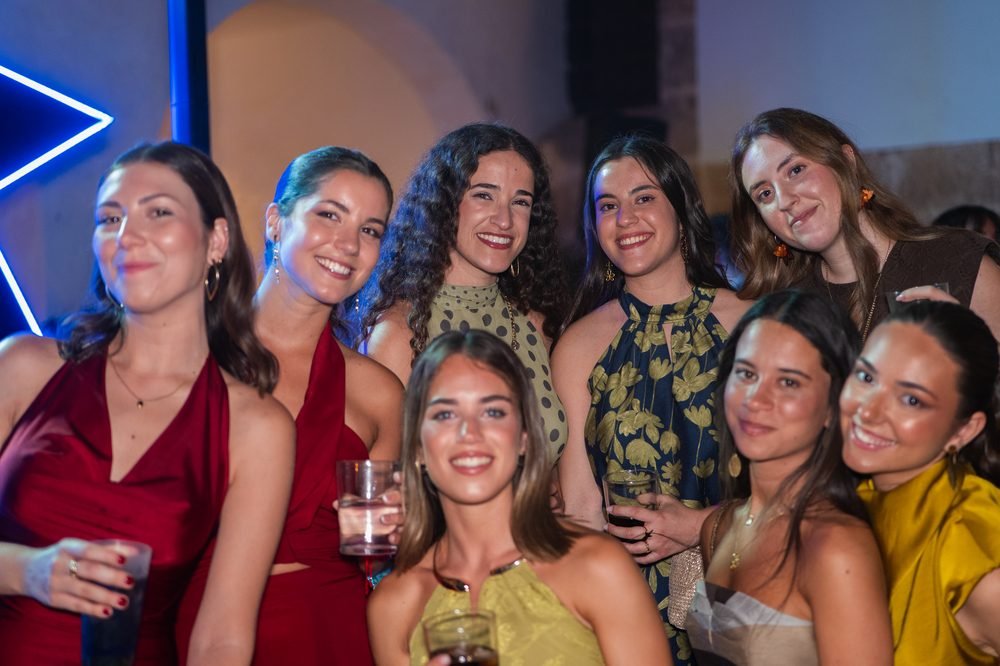 Grupo de amigas celebrando en un evento Last Nite